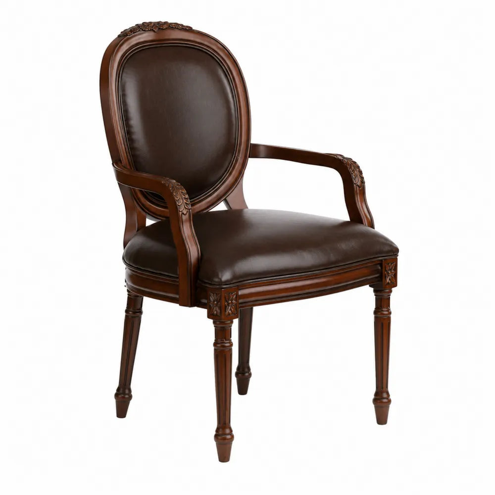 Chaise en bois avec assise en cuir